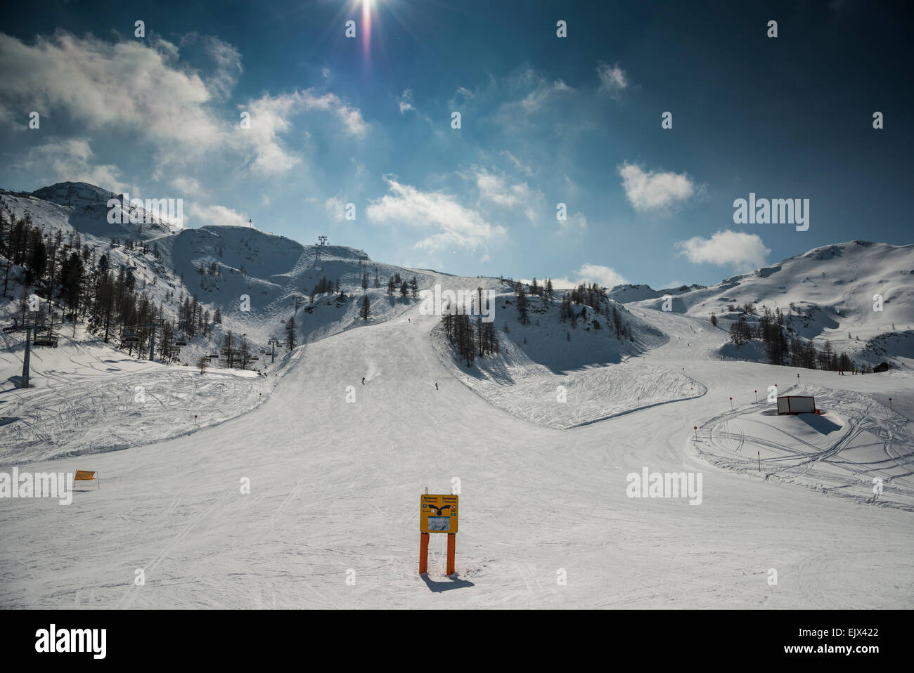 Pista da sci con cartelli e pochi sciatori sul Gamskogel, ski resort, Zauchenseee, Flachauwinkel Pongau, Salisburgo, Austria Foto Stock