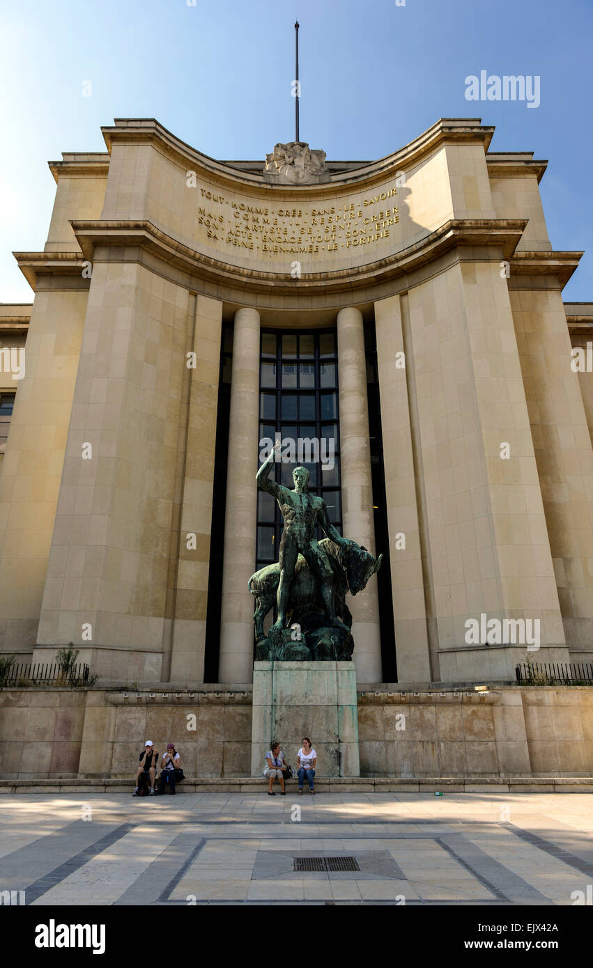 La scultura in bronzo di Ercole e il Toro Cretese di Albert Pommier davanti al Palais de Chaillot, Trocadéro, Parigi, Francia Foto Stock