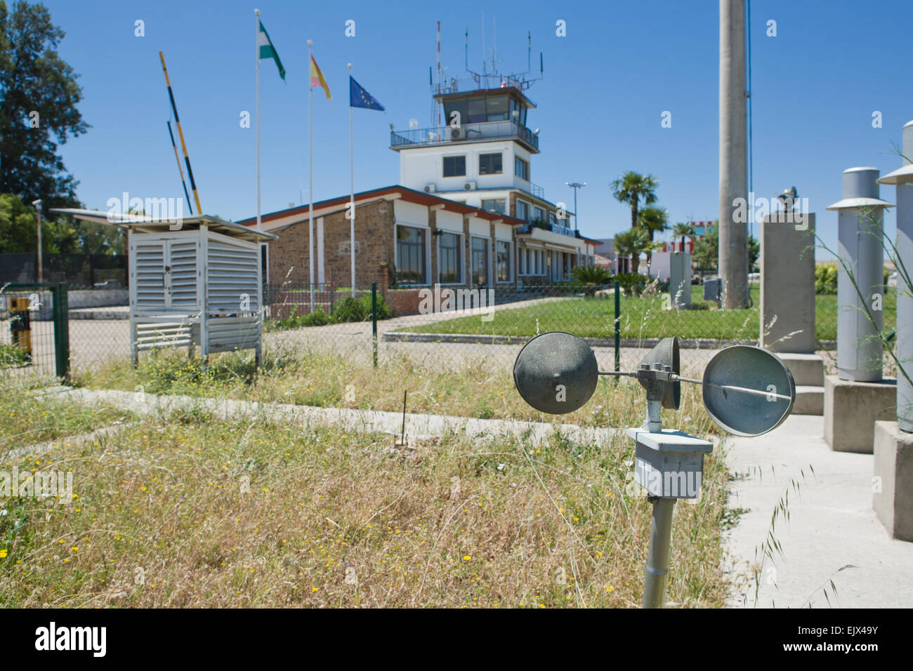 Anemometro metallico, un dispositivo per la misurazione della velocità del vento, e è una comune stazione meteo strumento. Foto Stock