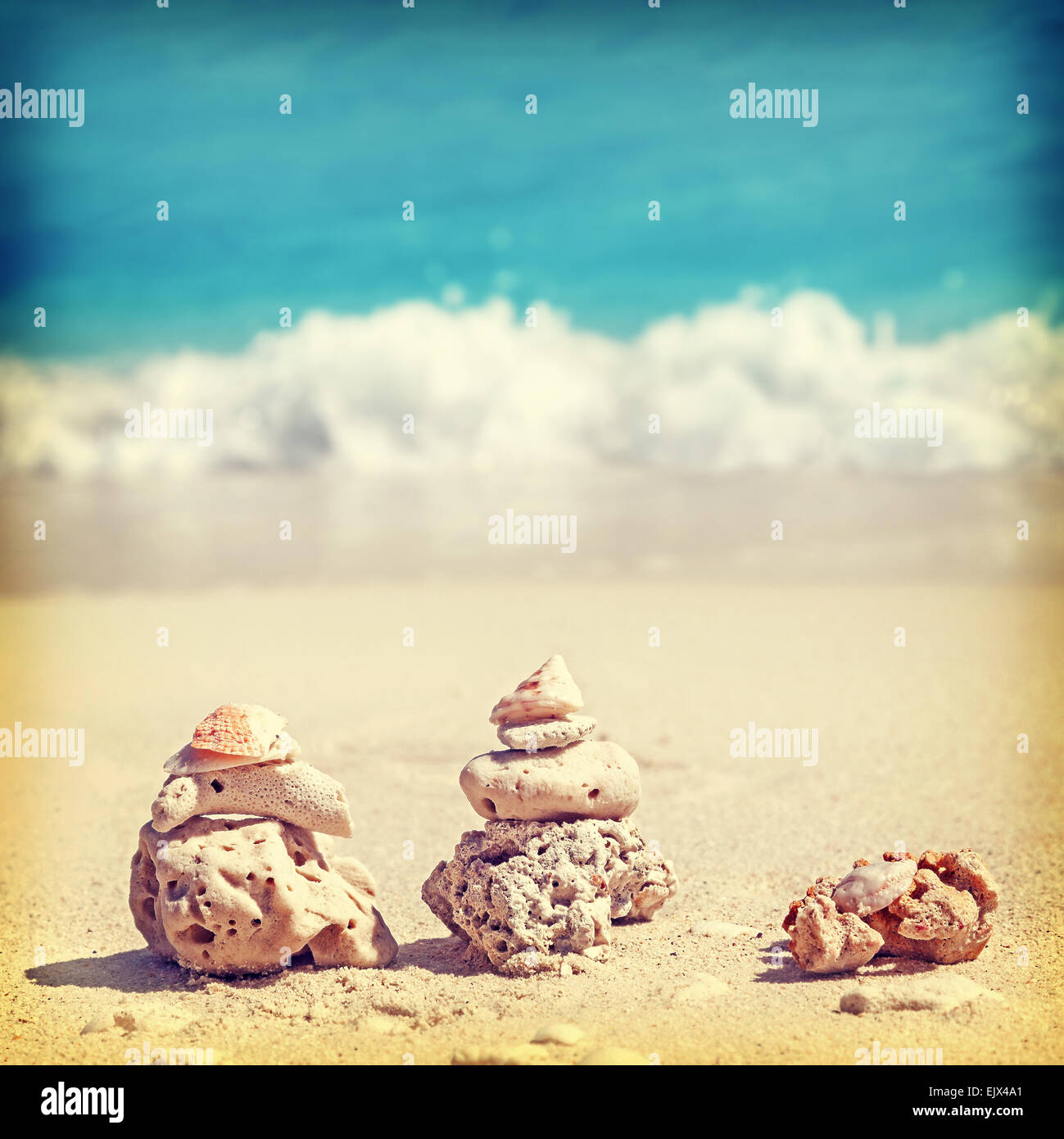 Vintage stile retrò immagine delle piramidi di corallo sulla spiaggia, Zen spa concept sfondo. Foto Stock