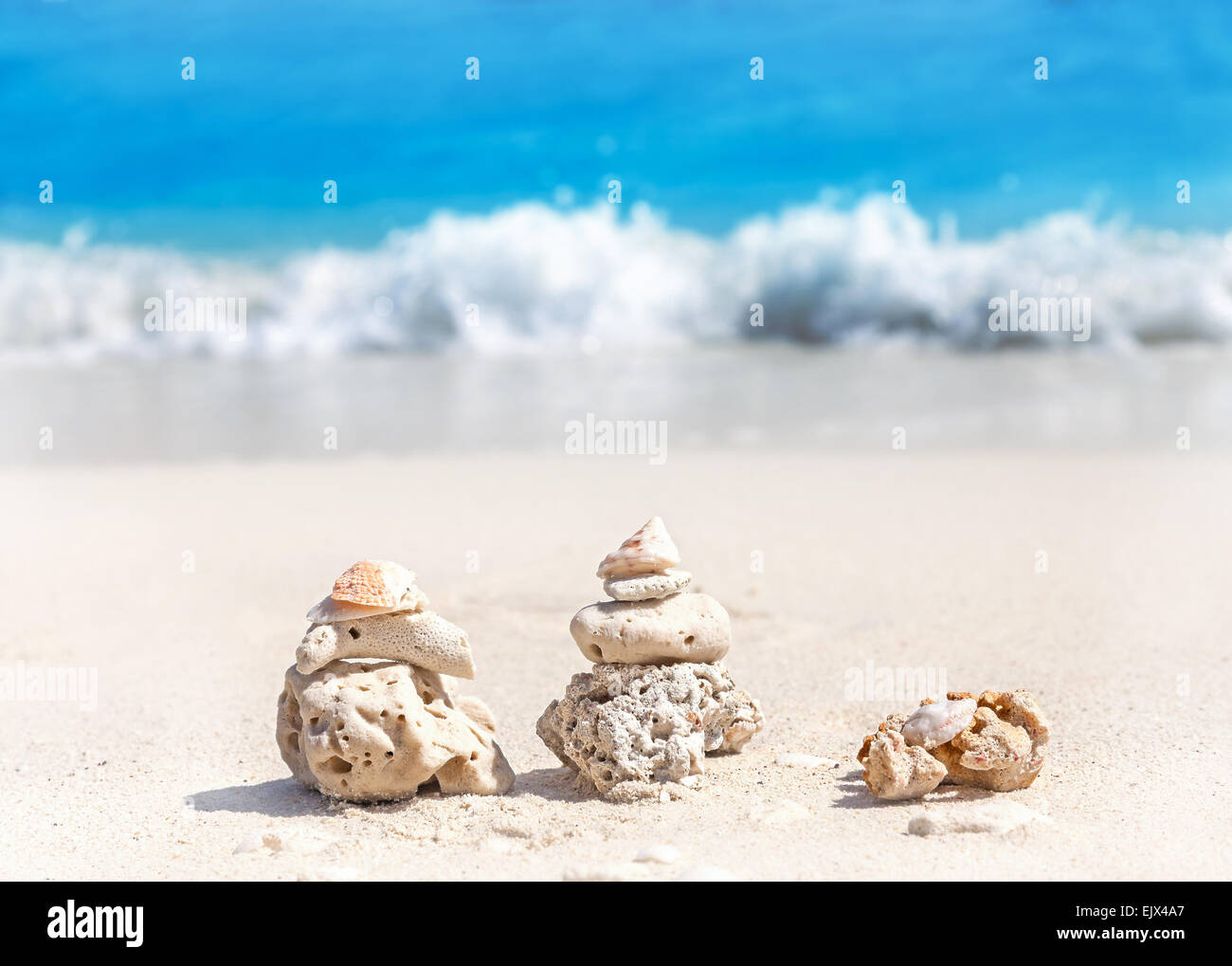 Piramidi di corallo sulla spiaggia, Zen spa concept sfondo. Foto Stock