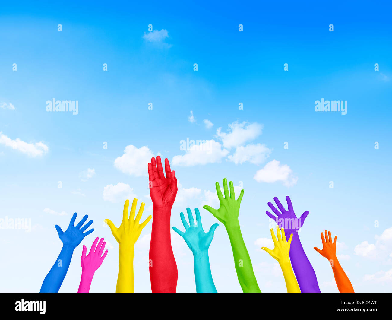 Colorate le mani alzate con cielo blu Foto Stock