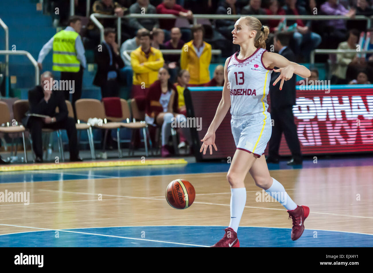 ORENBURG, regione di Orenburg, Russia - 3 Dicembre 2014: Match di Eurolega di basket FIBA womens 'Nadezhda' (regione di Orenburg) - "Imos Brno (Repubblica Ceca) Foto Stock