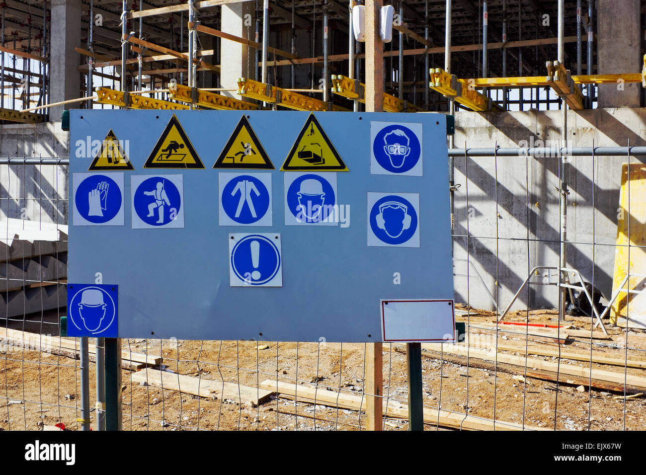 Il piedistallo in metallo con lo standard di cartelli di avvertimento per la protezione del lavoro e della salute per la costruzione di Foto Stock