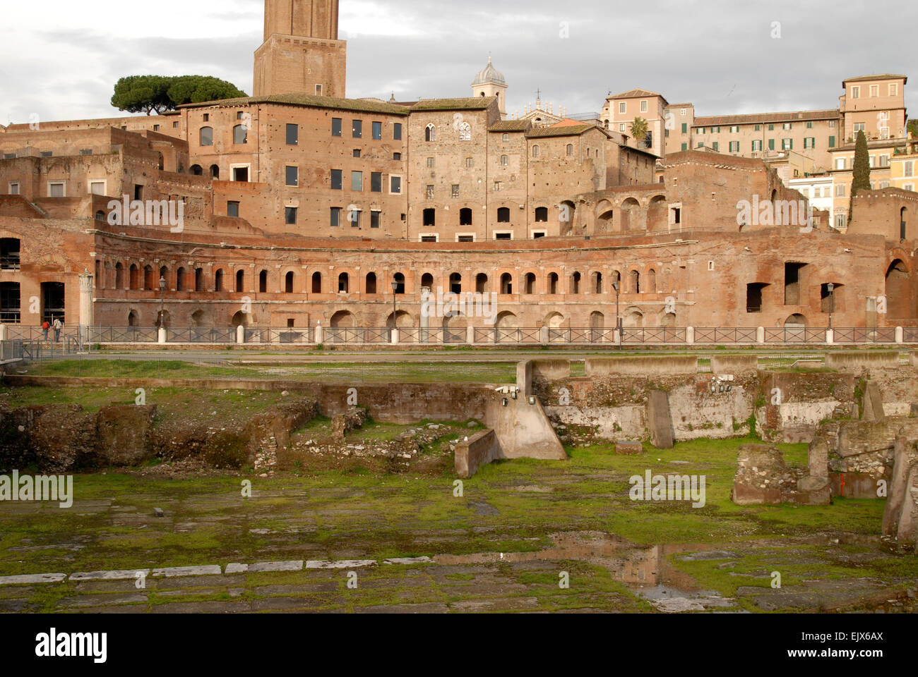 Mercati di Traiano, rivolta verso i Fori Imperiali di Roma Foto Stock
