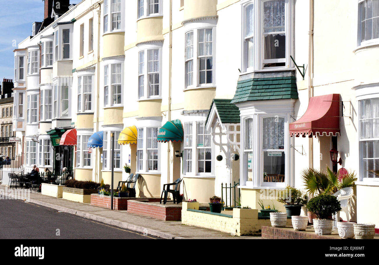 Il Dorset - Weymouth - Fila di periodo lungomare piccoli alberghi - imponente bay windows - tendaggi colorati - giardini puliti la luce solare Foto Stock