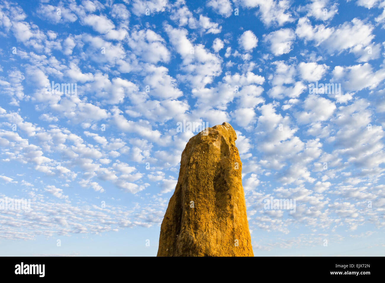 Pinnacle con nuvole nel Nambung National Park, Australia occidentale Foto Stock