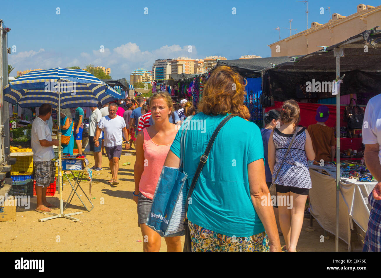 Murcia, Spagna Agosto 23, 2014: Market Street tipico affollato in estate e vari articoli su agosto 23, 2014 in Murcia, Spagna Foto Stock