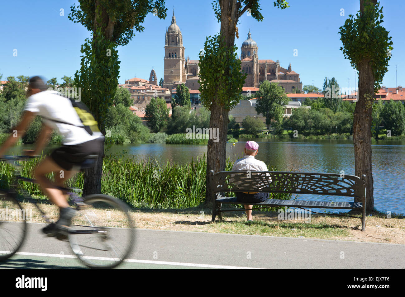 L'uomo anziano sul banco durante il camminare accanto al fiume, Salamanca Foto Stock