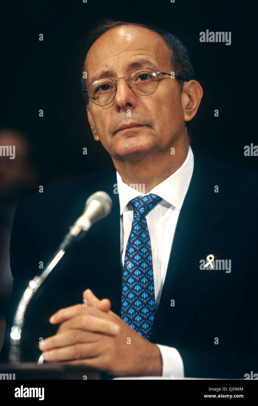 Il senatore Al D'Amato testimonia durante un senato audizione sull'oro nazista nelle banche svizzere Maggio 20, 1997 a Washington, DC. Foto Stock