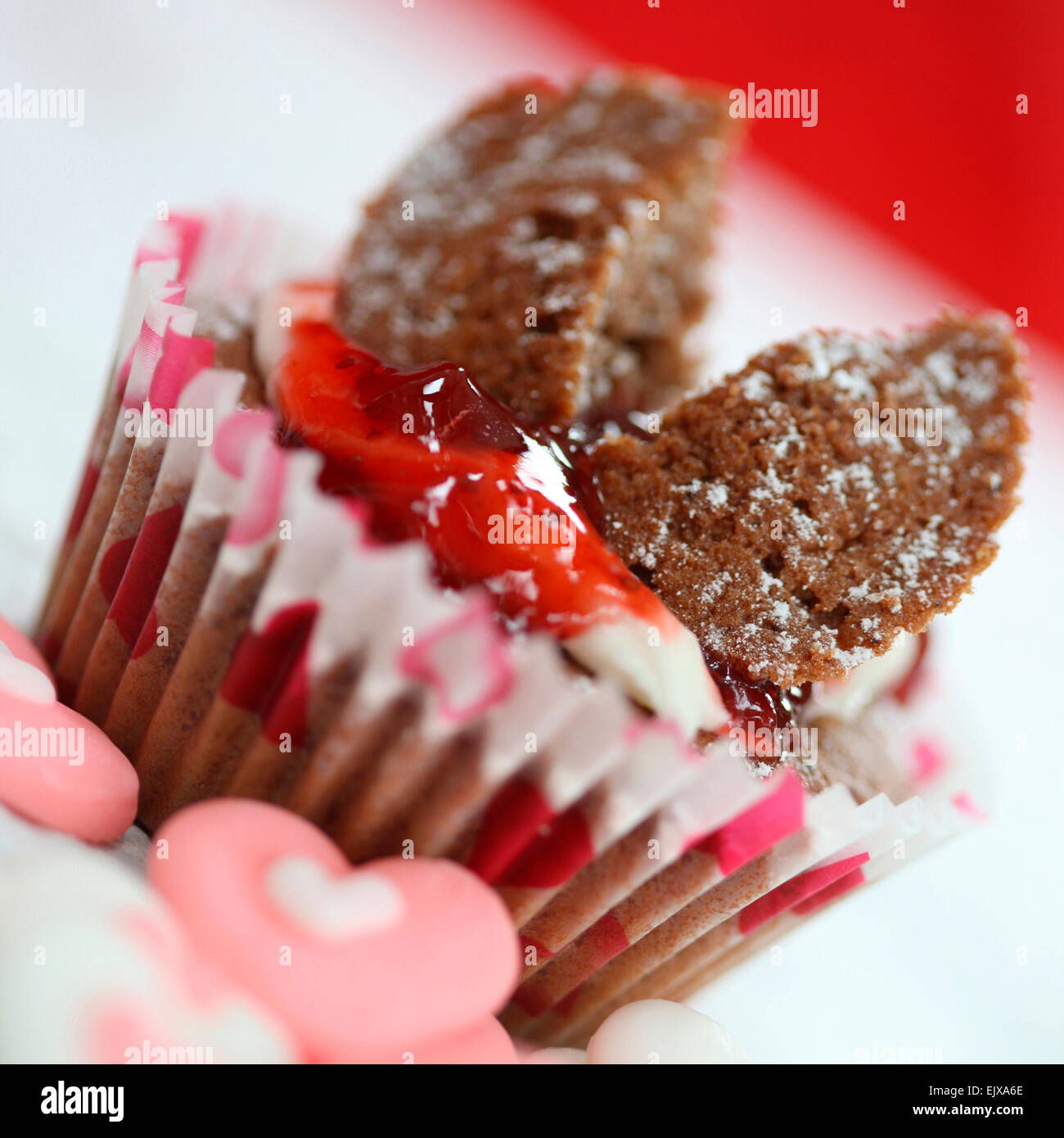 Una torta di rosso a forma di cuore per San Valentino, anniversari e  compleanni. tortine con decorazioni per il giorno di San Valentino Foto  stock - Alamy