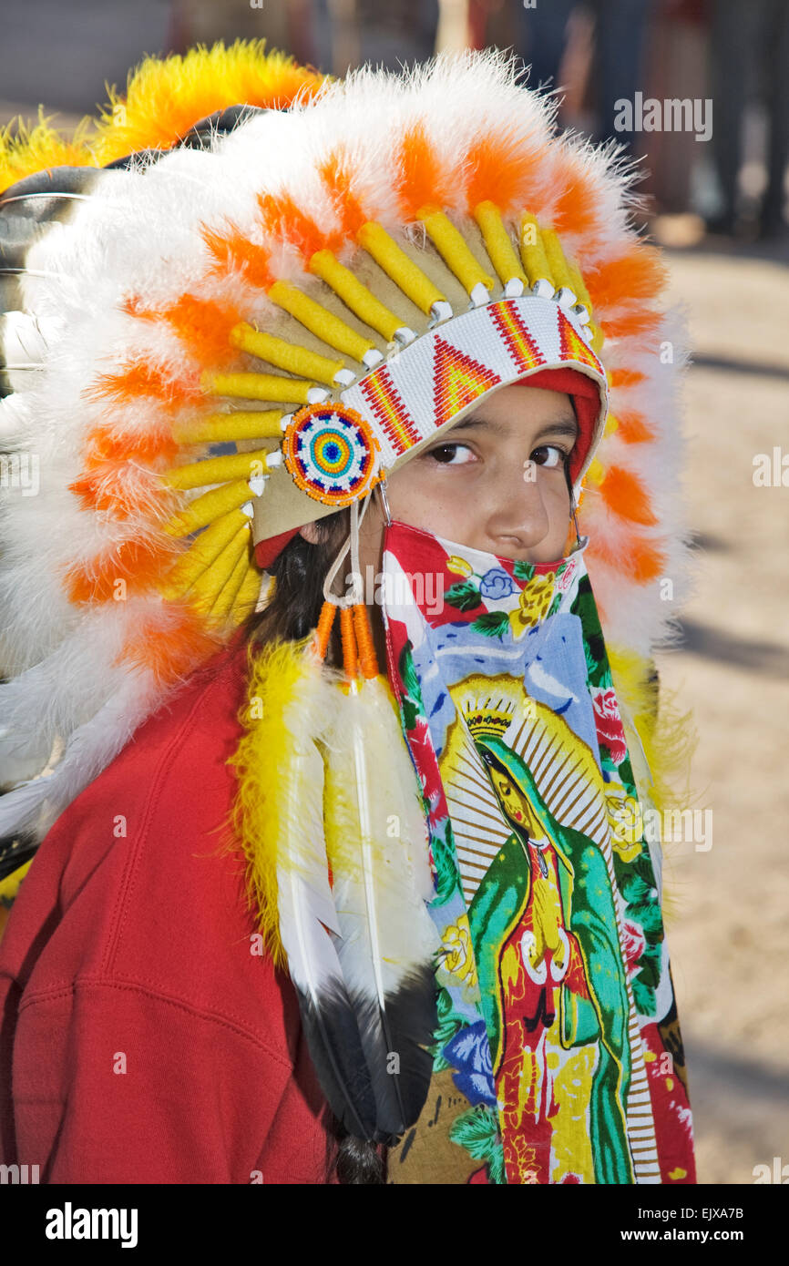 Vestiti in maniera colorata pellegrini e ballerini sono ovunque durante la celebrazione della Vergine di Guadalupe giorno di festa Foto Stock