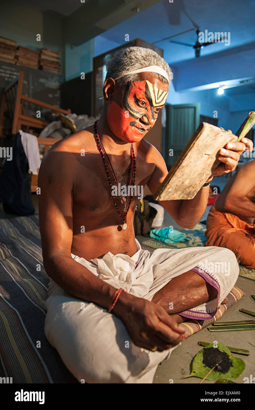 Kathakali artisti in greenroom per il trucco Foto Stock