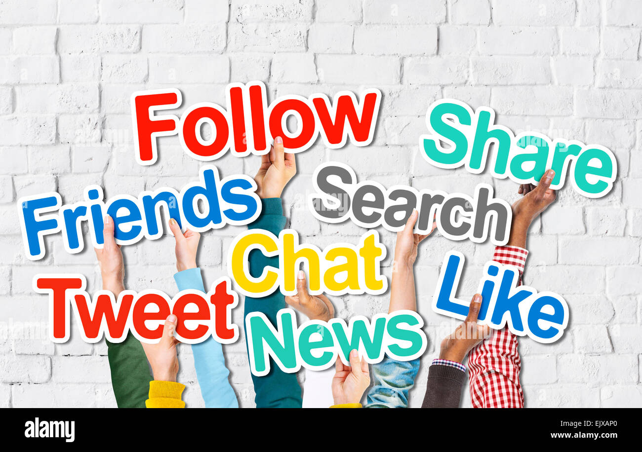 Diverse mani tenendo i Social Media parole Foto Stock