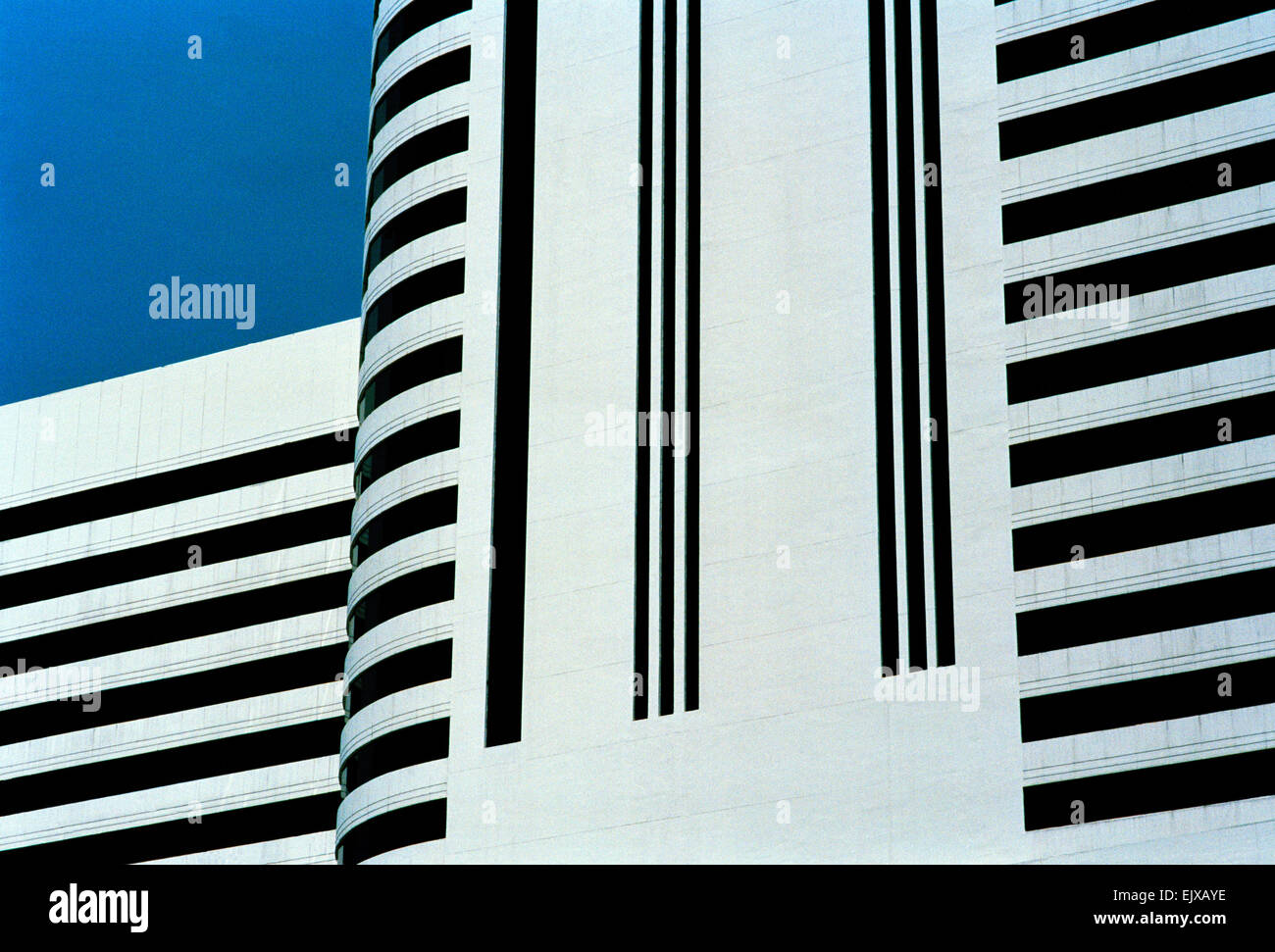 Edificio di architettura moderna a Sukhumvit in Bangkok, in Thailandia, nel Sud-Est Asiatico. Geometria bella modernità urbana City Design Viaggi Foto Stock