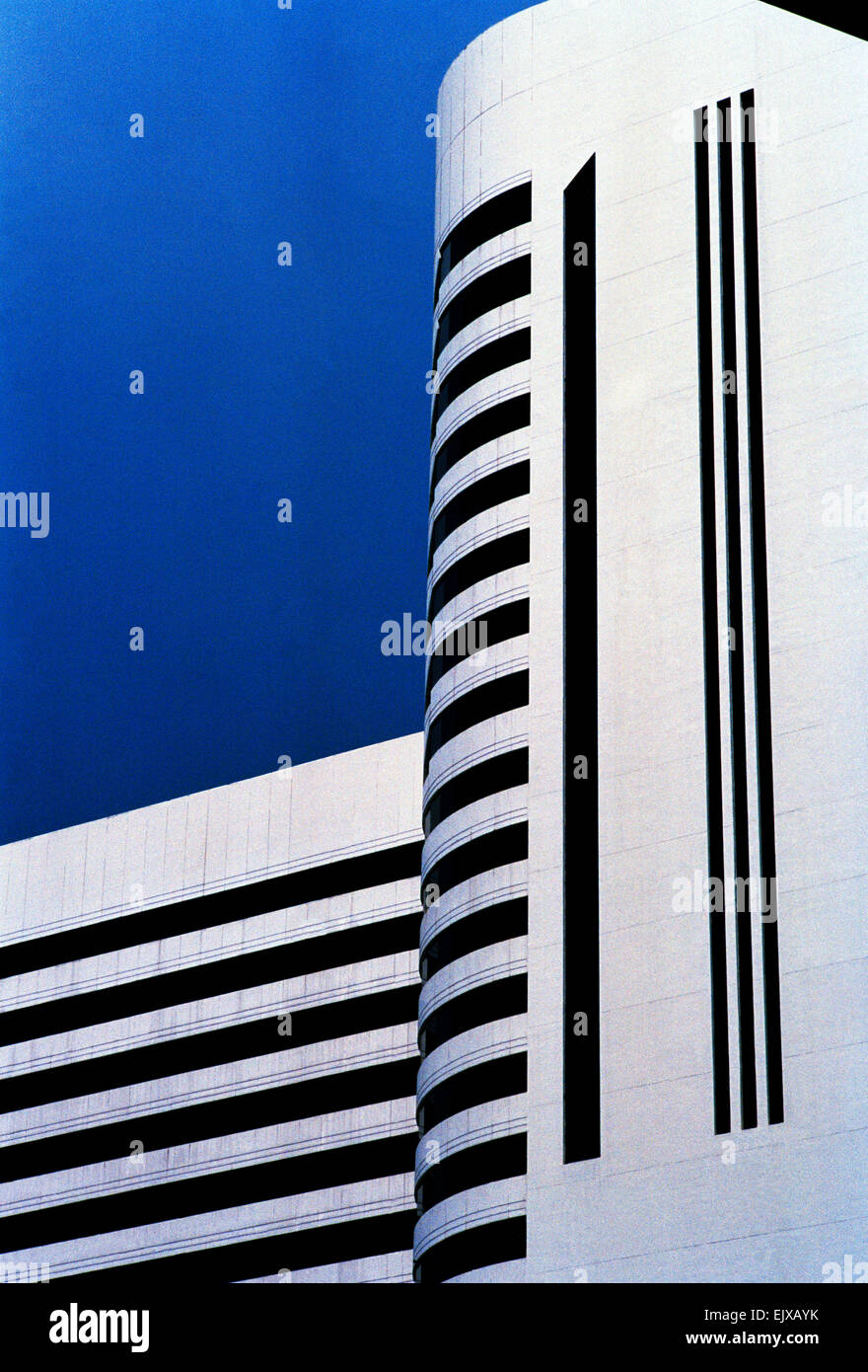 Edificio di architettura moderna a Sukhumvit in Bangkok, in Thailandia, nel Sud-Est Asiatico. Geometria bella modernità urbana City Design Viaggi Foto Stock