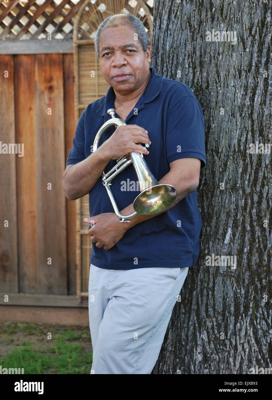 Musicista jazz in piedi fuori con il suo flicorno. Foto Stock