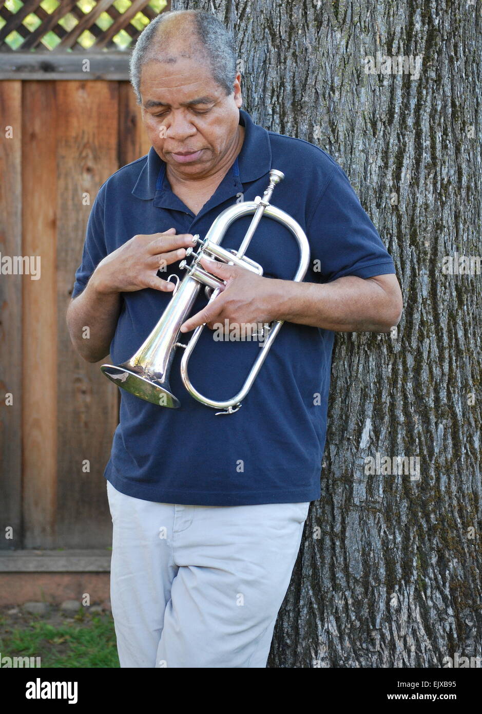Musicista jazz con il suo flicorno all'esterno. Foto Stock