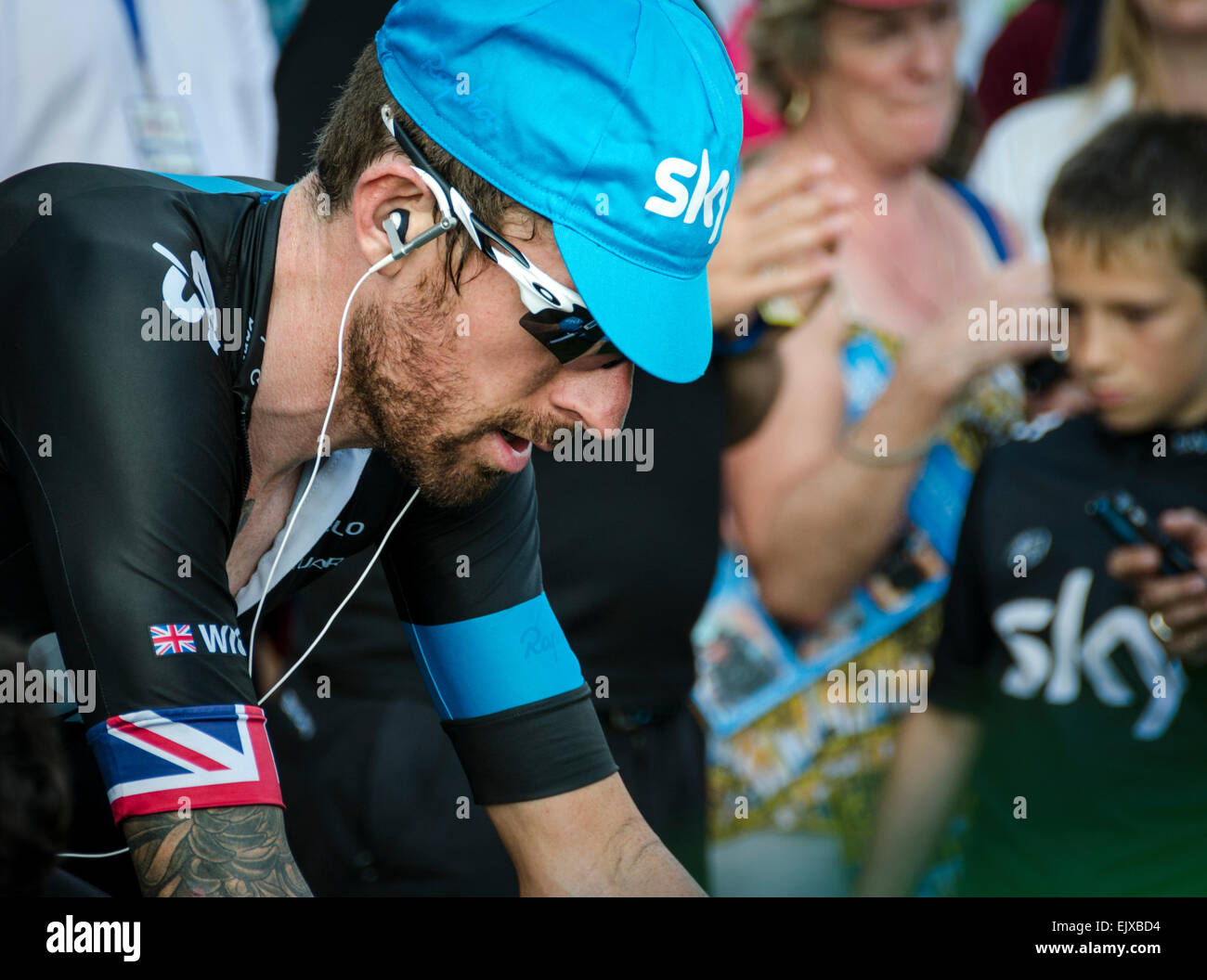 Bradley Wiggins si raffredda dopo aver terminato la quarta tappa del tour della Gran Bretagna di Bristol. Egli ha poi firmato autografi. Foto Stock