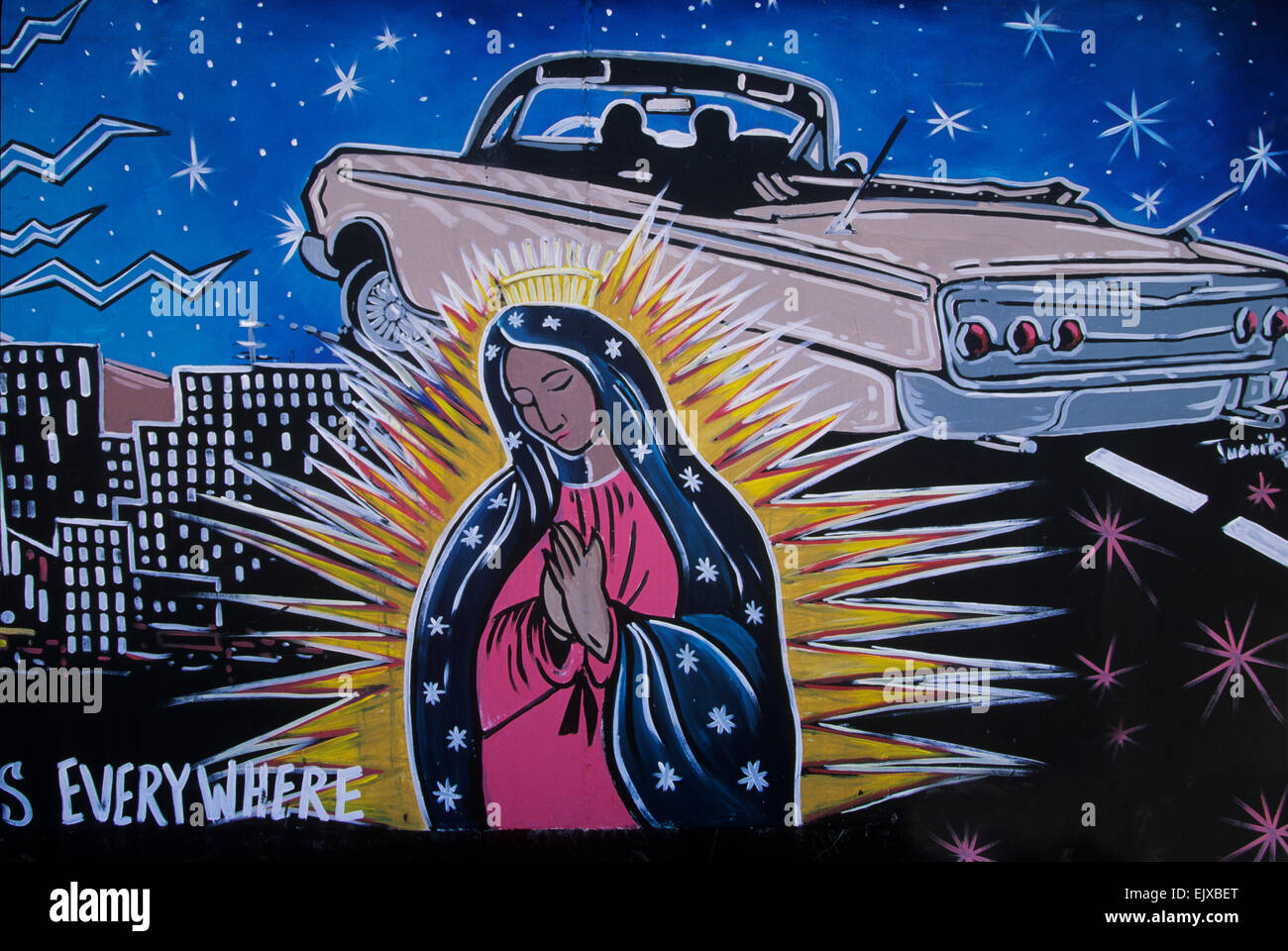 Un murale dipinto sul lato di un cassonetto in Rio Arriba county vicino Espanola, Nuovo Messico, proclama i pericoli che minacciano la gioventù. Foto Stock