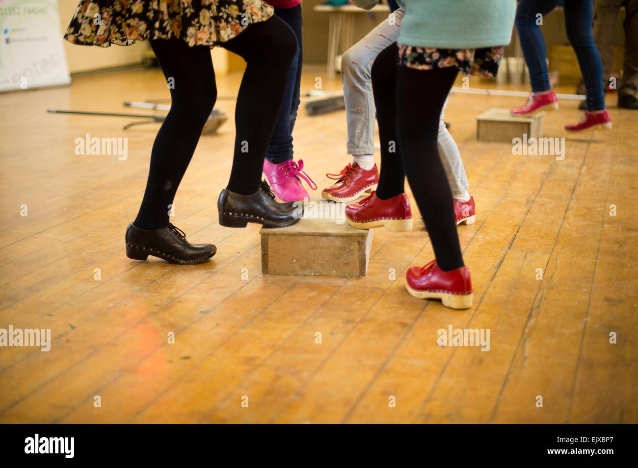La gente a imparare a intasare la danza in un tradizionale gallese intasare dancing classe lezione workshop sul giorno di San Davide, 1 marzo, Wales UK Foto Stock