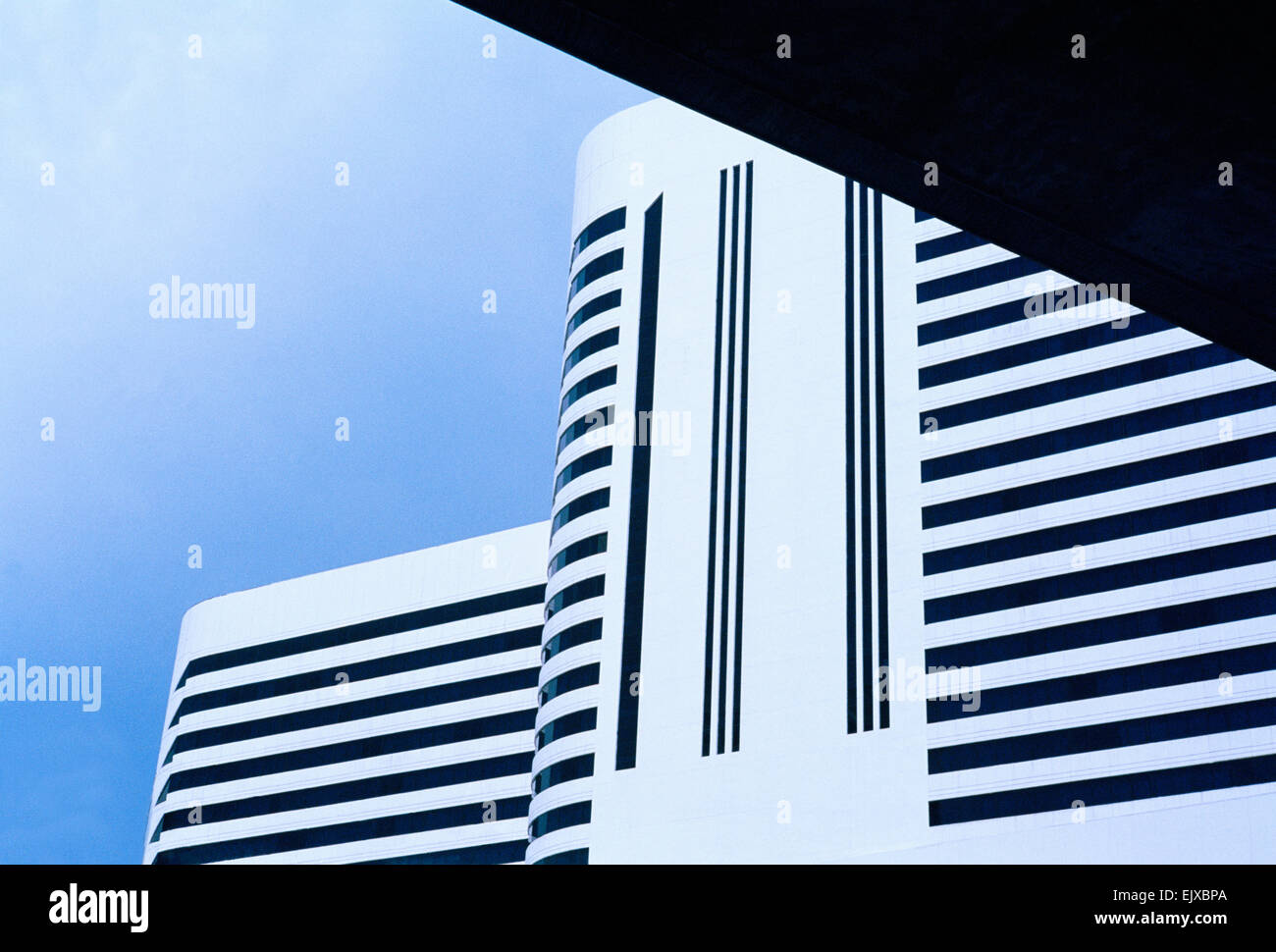 Edificio di architettura moderna a Sukhumvit in Bangkok, in Thailandia, nel Sud-Est Asiatico. Geometria bella modernità urbana City Design Viaggi Foto Stock