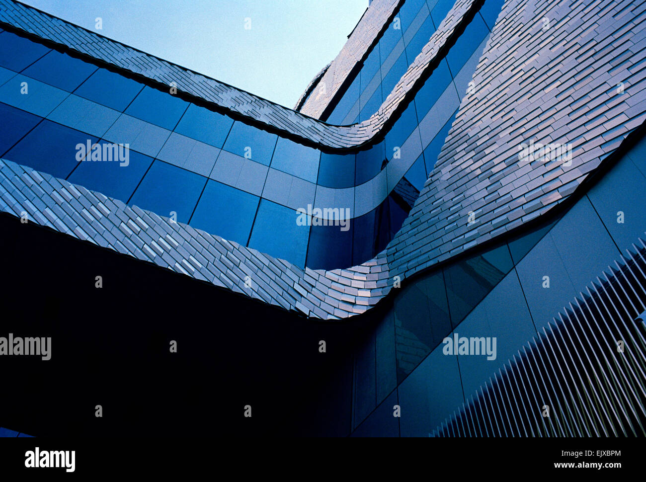 Edificio di architettura moderna a Sukhumvit in Bangkok, in Thailandia, nel Sud-Est Asiatico. Bella Urban modernity City Design Blue Travel Foto Stock