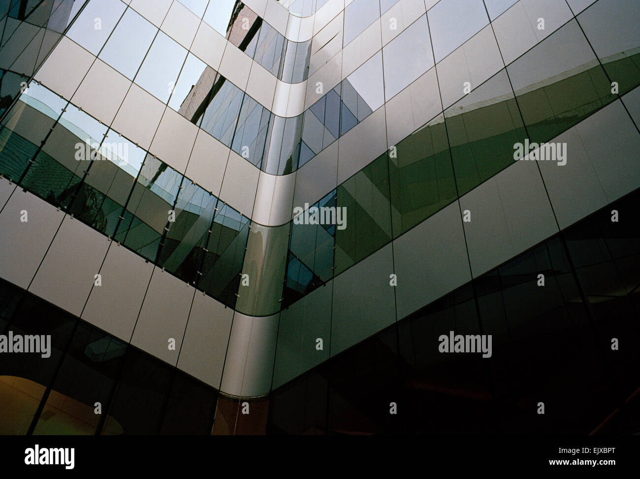 Edificio di architettura moderna a Sukhumvit in Bangkok, in Thailandia, nel Sud-Est Asiatico. Bella Urban modernity City Design Travel Foto Stock