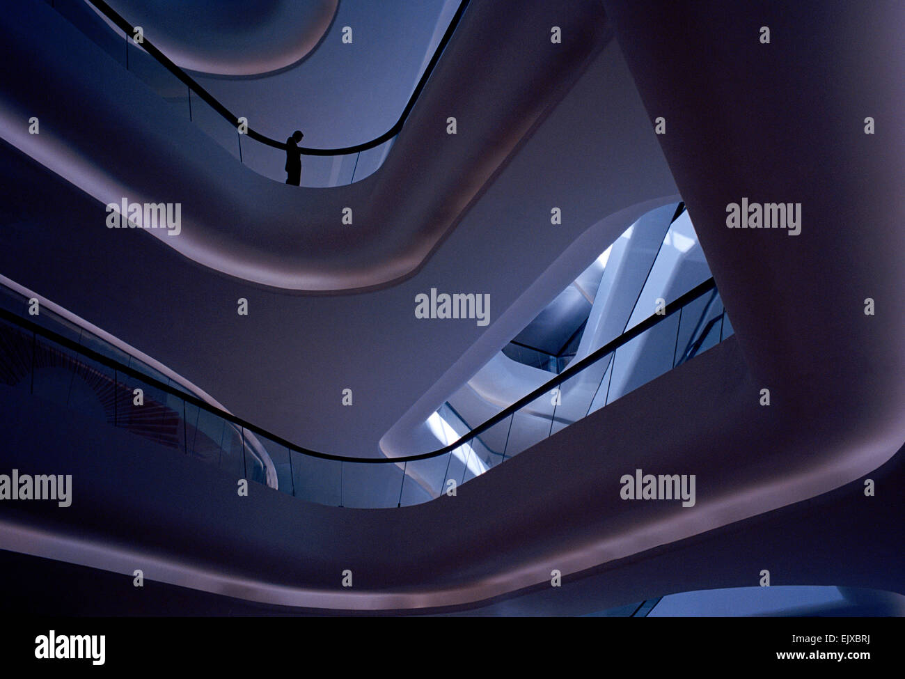 Edificio di architettura moderna a Sukhumvit in Bangkok, in Thailandia, nel Sud-Est Asiatico. Bella Urban modernity City Design opulence Travel Foto Stock