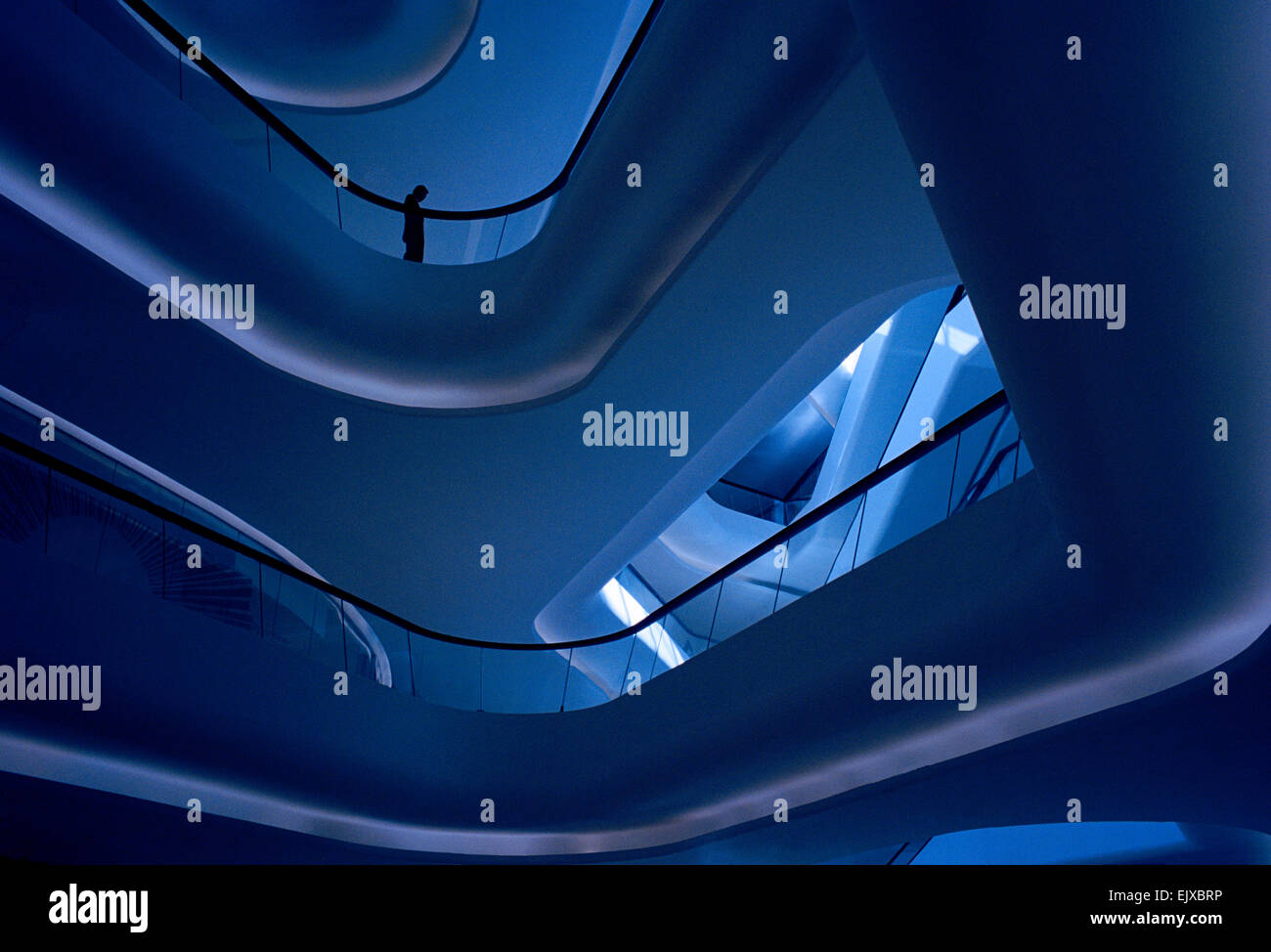 Edificio di architettura moderna a Sukhumvit in Bangkok, in Thailandia, nel Sud-Est Asiatico. Bella Urban modernity City Design opulence Travel Foto Stock