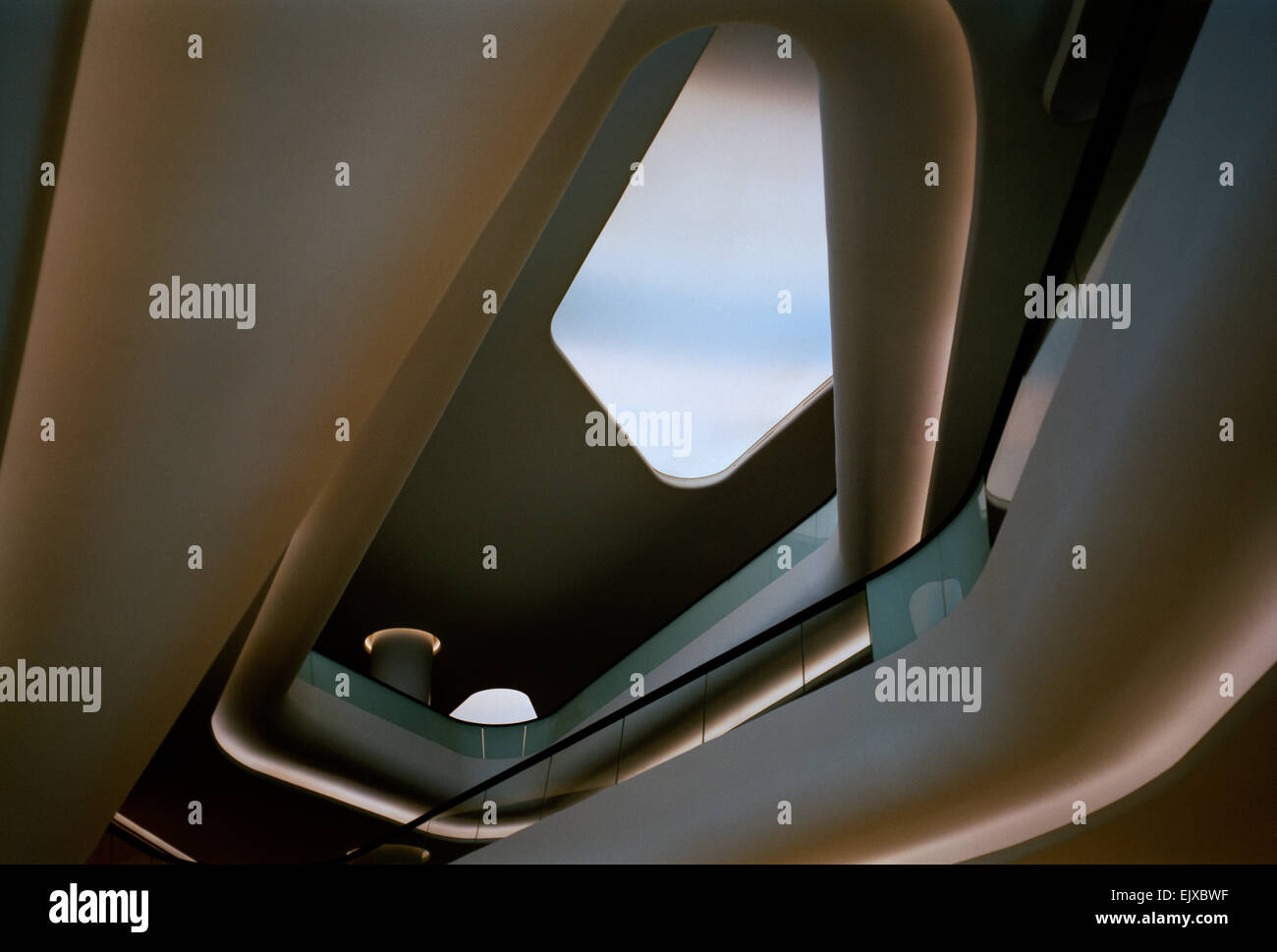 Edificio di architettura moderna a Sukhumvit in Bangkok, in Thailandia, nel Sud-Est Asiatico. Bella Urban modernity City Design opulence Travel Foto Stock