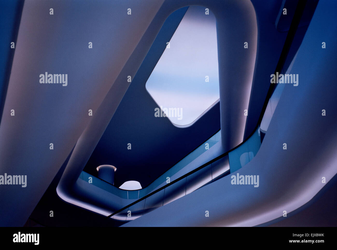 Edificio di architettura moderna a Sukhumvit in Bangkok, in Thailandia, nel Sud-Est Asiatico. Bella Urban modernity City Design opulence Travel Foto Stock