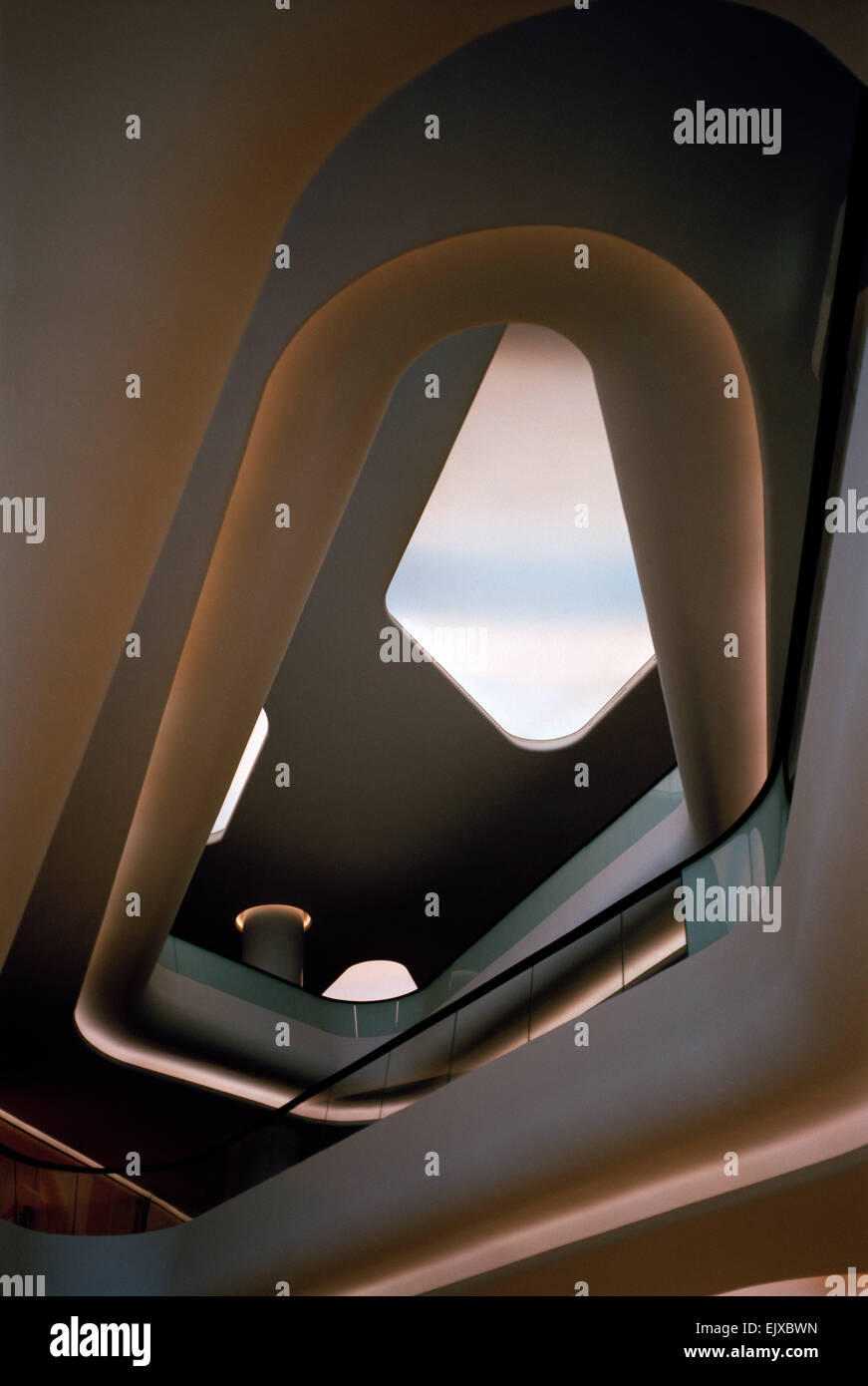 Edificio di architettura moderna a Sukhumvit in Bangkok, in Thailandia, nel Sud-Est Asiatico. Bella Urban modernity City Design opulence Travel Foto Stock