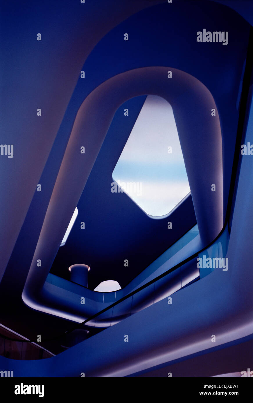 Edificio di architettura moderna a Sukhumvit in Bangkok, in Thailandia, nel Sud-Est Asiatico. Bella Urban modernity City Design opulence Travel Foto Stock