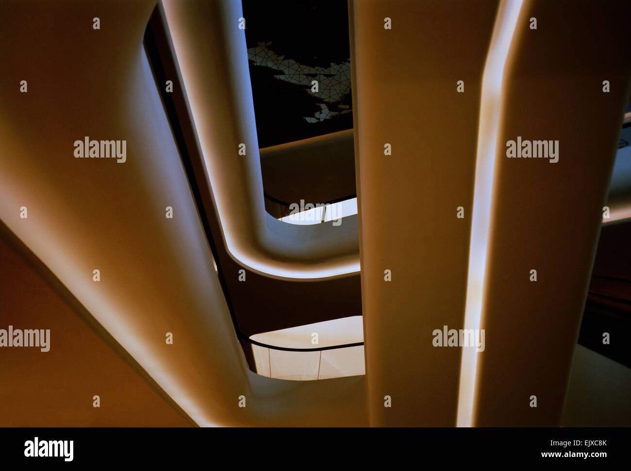 Edificio di architettura moderna a Sukhumvit in Bangkok, in Thailandia, nel Sud-Est Asiatico. Bella Urban modernity City Design opulence Travel Foto Stock