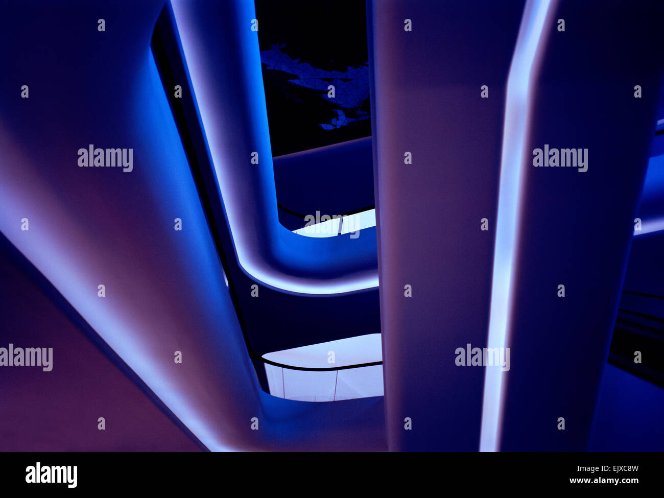 Edificio di architettura moderna a Sukhumvit in Bangkok, in Thailandia, nel Sud-Est Asiatico. Bella Urban modernity City Design opulence Travel Foto Stock