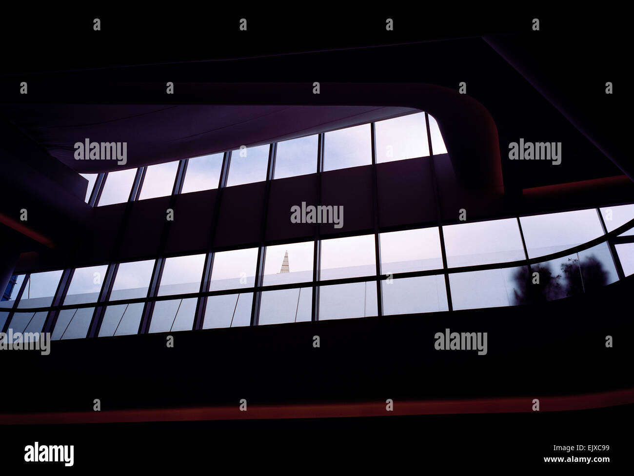 Edificio di architettura moderna a Sukhumvit in Bangkok, in Thailandia, nel Sud-Est Asiatico. Bella Urban modernity City Design Window Travel Foto Stock