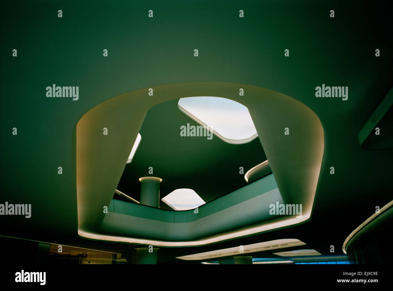 Edificio di architettura moderna a Sukhumvit in Bangkok, in Thailandia, nel Sud-Est Asiatico. Bella Urban modernity City Design opulence Travel Foto Stock