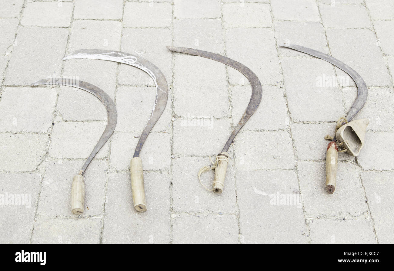 Vecchio arrugginito falci, set di strumenti dettagliati per il raccolto del campo Foto Stock