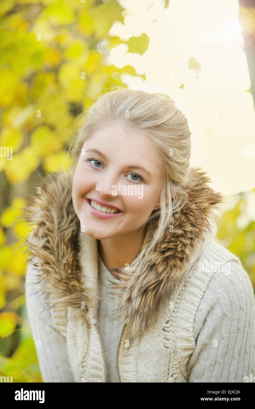 Ritratto di giovane donna sorridente all'aperto Foto Stock