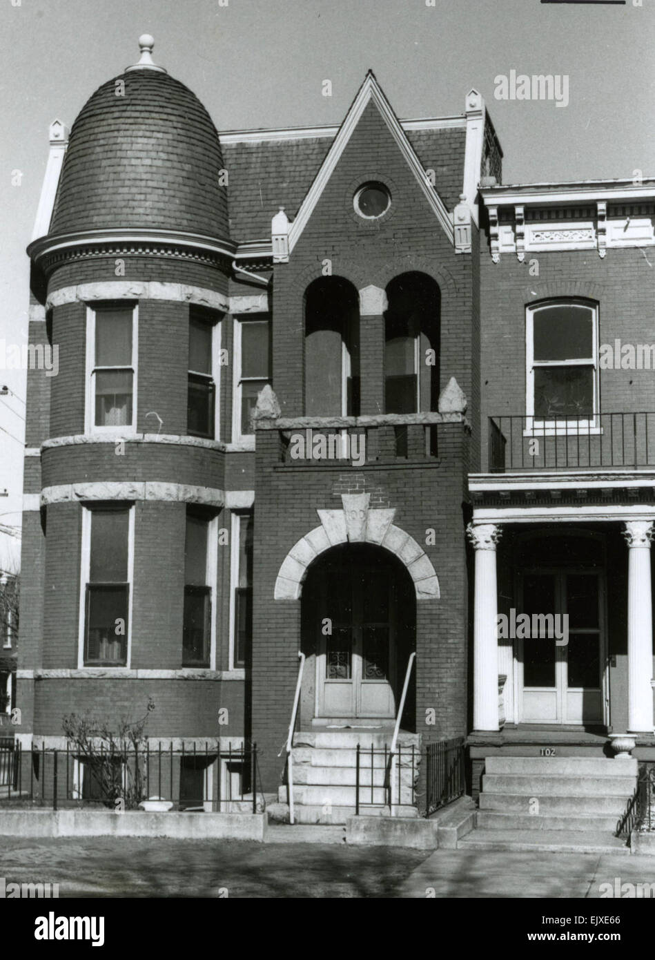 Jackson Ward, situato al confine settentrionale del centro di Richmond, è stato storicamente significativo per la sua vibrante cultura afroamericana. Originariamente costruito da immigrati europei, è diventato un centro per gli schiavi liberati dopo la ricostruzione e ha ospitato un fiorente quartiere di intrattenimento con figure come Ella Fitzgerald e Duke Ellington che si esibiscono all'Hippodrome Theatre. Foto Stock