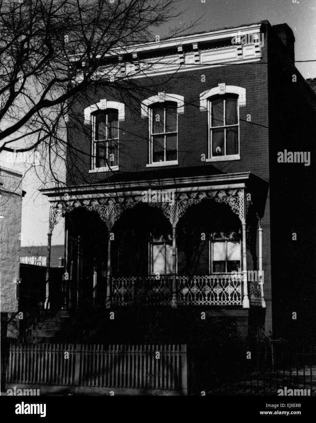 114 West Clay Street si trova nello storico quartiere Jackson Ward di Richmond, un fiorente quartiere afroamericano all'inizio del XX secolo. L'area era sede di importanti monumenti culturali come il teatro Hippodrome, dove si esibivano artisti famosi come Ella Fitzgerald e Duke Ellington. Foto Stock