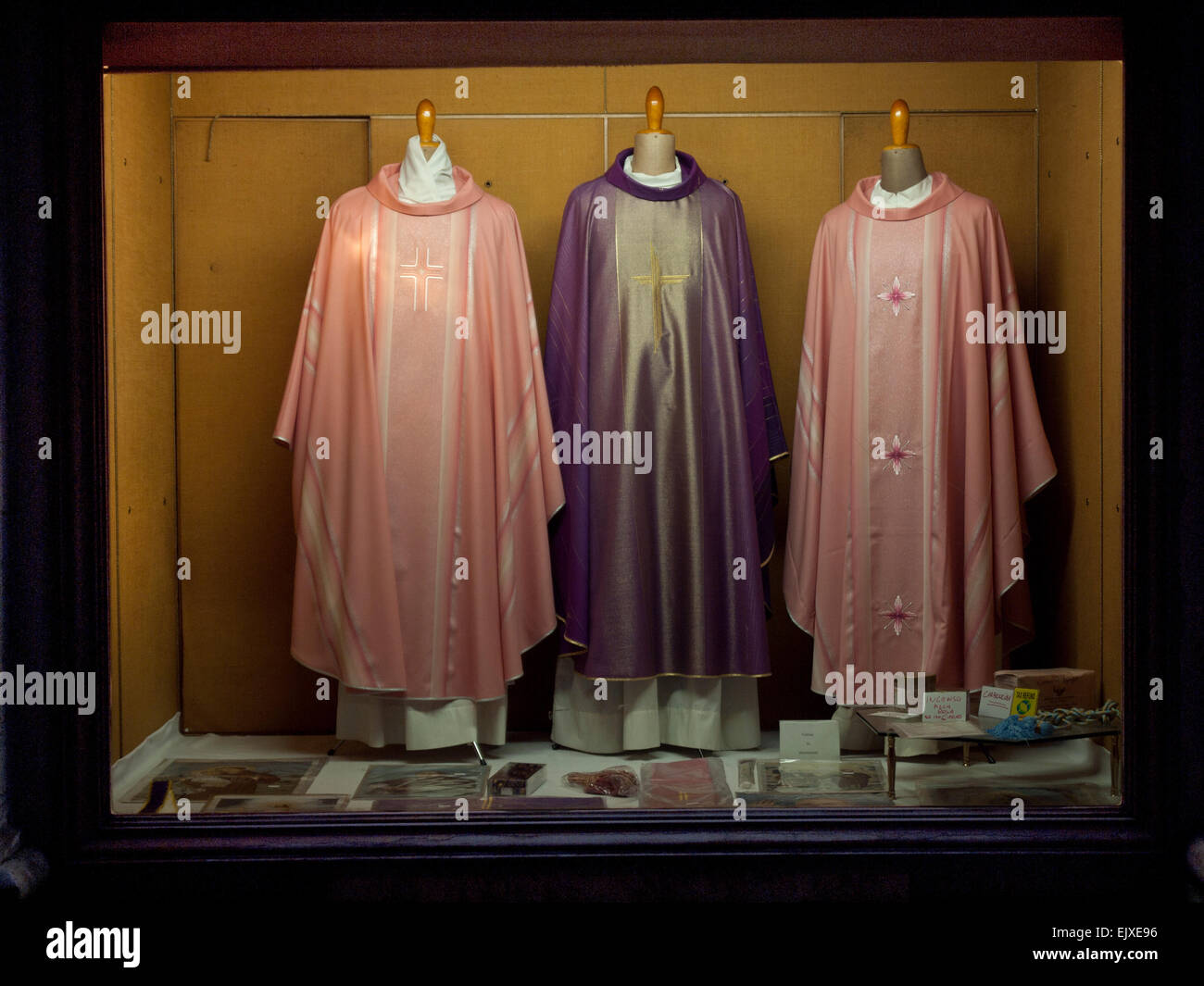 Un negozio a Roma che vende abbigliamento ai sacerdoti Foto Stock
