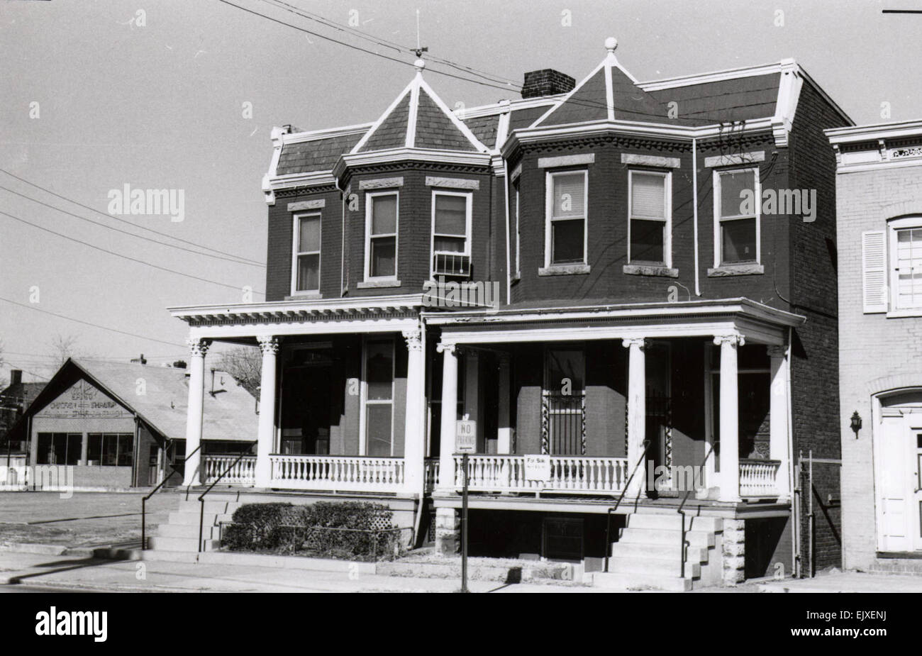 Il quartiere di Jackson Ward di Richmond, storicamente significativo per il suo patrimonio afroamericano, divenne un centro culturale all'inizio del XX secolo. Originariamente sviluppato dagli immigrati europei, divenne un fiorente centro per la cultura afroamericana, con figure di rilievo come Ella Fitzgerald e Duke Ellington che si esibirono al suo Hippodrome Theatre. Foto Stock