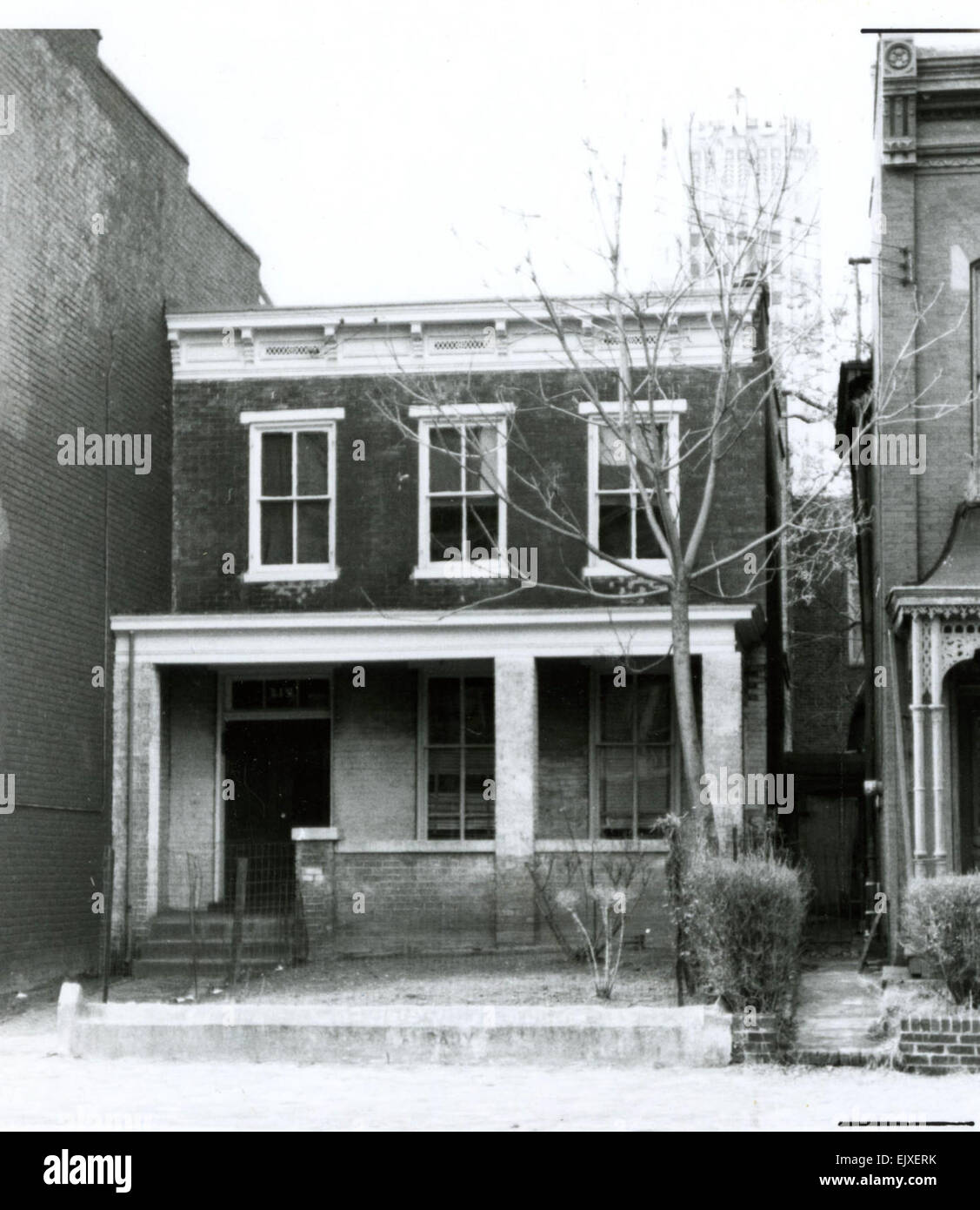 Jackson Ward a Richmond, Virginia, era storicamente una vibrante comunità afroamericana. Nel 1920, era un centro culturale e di intrattenimento, con nomi famosi come Ella Fitzgerald e Duke Ellington. Il quartiere ospitò anche importanti chiese e imprese afroamericane, consolidando il suo ruolo nella vita culturale ed economica della comunità. Foto Stock
