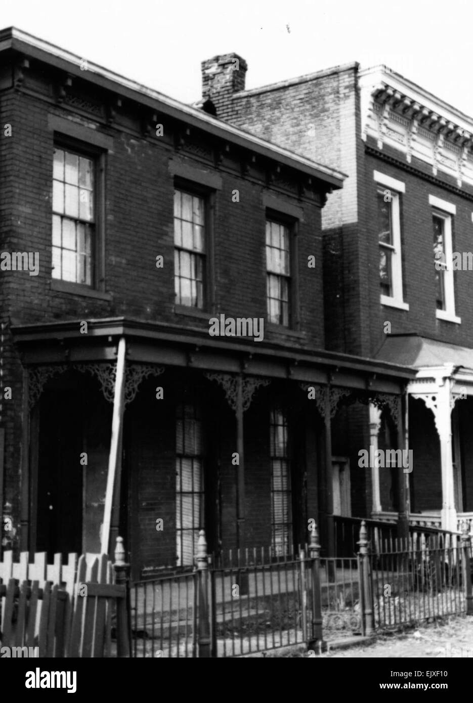 Situato sul bordo settentrionale del centro di Richmond, Jackson Ward è stato storicamente un centro di cultura afroamericana, fiorente dalla ricostruzione all'inizio del XX secolo. Conosciuto per i suoi luoghi di intrattenimento come l'Hippodrome Theatre, ha ospitato personaggi di rilievo come Ella Fitzgerald e Bill 'Bojangles' Robinson. Il quartiere era anche sede di importanti chiese afroamericane e fiorenti aziende, contribuendo notevolmente alla storia culturale di Richmond. Foto Stock