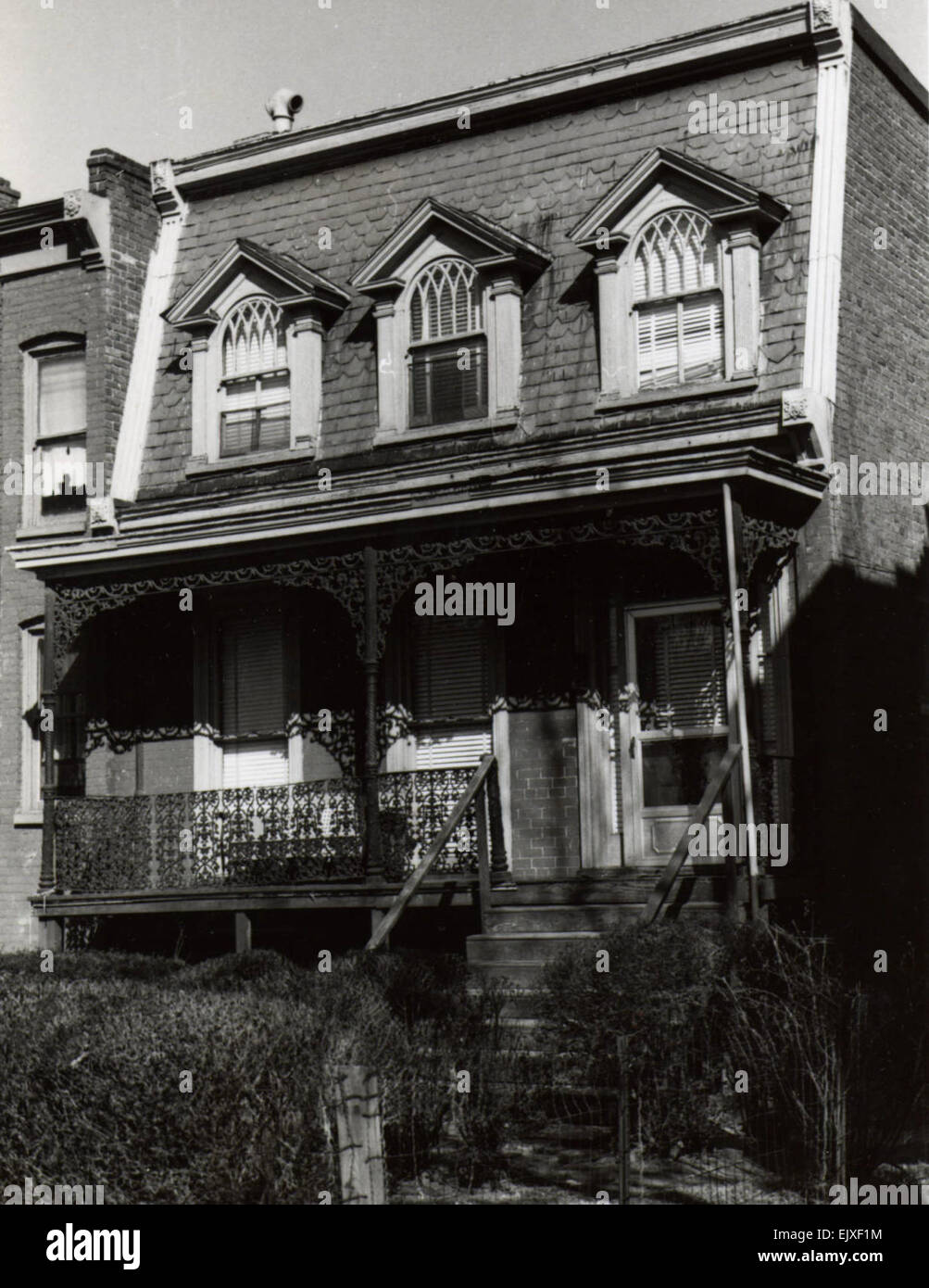 Questa descrizione storica evidenzia il significato culturale di Jackson Ward, un vivace quartiere di Richmond, Virginia, noto per il suo ruolo nella storia e nella cultura afroamericana. L'area divenne un centro di musica, affari e diritti civili, con figure di rilievo come Ella Fitzgerald e Bill Bojangles Robinson che si esibirono all'Hippodrome Theatre. Foto Stock