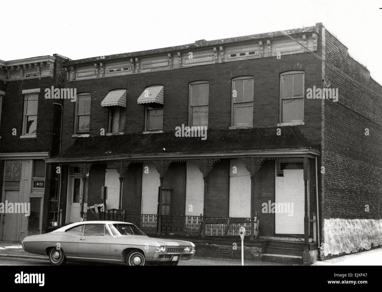 Il Jackson Ward di Richmond, situato al 411-413 di North First Street, si è evoluto in un fiorente centro per la cultura afroamericana negli anni '1920 Originariamente sviluppato dagli immigrati europei, il quartiere divenne un centro chiave durante la ricostruzione, attirando schiavi liberati e favorendo una comunità vivace che includeva imprese, chiese e intrattenimento, in particolare il teatro Hippodrome. Foto Stock
