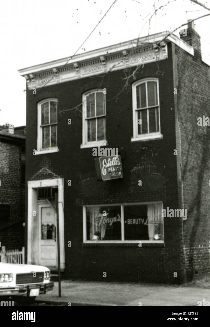 Jackson Ward, un quartiere storico di Richmond, Virginia, emerse nel XIX secolo con immigrati europei e schiavi liberati. Nel 1920, divenne un centro significativo della cultura e degli affari afroamericani, ospitando importanti luoghi di intrattenimento come il teatro Hippodrome. Personaggi famosi come Ella Fitzgerald e Bill 'Bojangles' Robinson si sono esibiti qui. Il quartiere ospitava anche importanti chiese e fiorenti negozi. Foto Stock