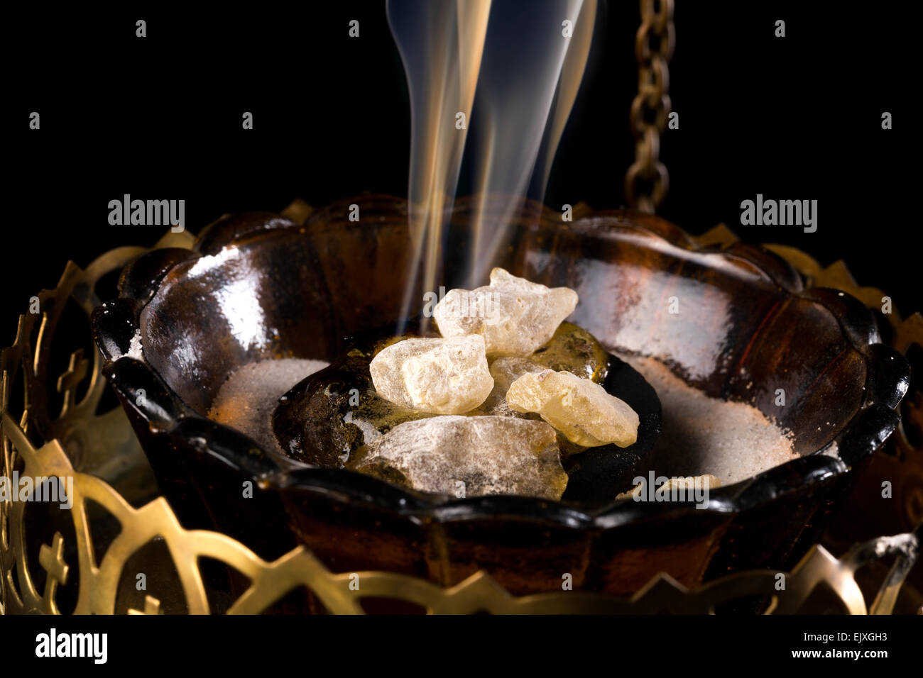 Incenso la masterizzazione su un caldo del carbone. Incenso è una resina  aromatica, usato per i riti religiosi, incenso e profumi Foto stock - Alamy